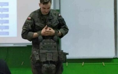 Lekcja z żołnierzami Wojska Polskiego w klasie VI 1
