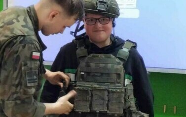 Lekcja z żołnierzami Wojska Polskiego w klasie VI 4