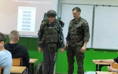 Lekcja z żołnierzami Wojska Polskiego w klasie VI 7