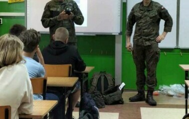 Lekcja z żołnierzami Wojska Polskiego w klasie VI 8