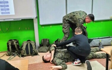 Lekcja z żołnierzami Wojska Polskiego w klasie VI 10