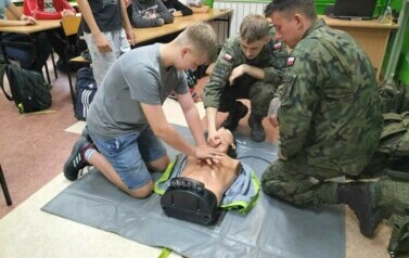 Lekcja z żołnierzami Wojska Polskiego w klasie VI 15
