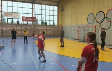 Gminne zawody w Badmintonie: Rywalizacja pełna pasji i zaangażowania 17