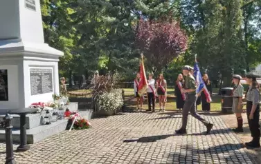 Pamięć, szacunek, historia &ndash; obecność szkoły w rocznicowych obchodach 8