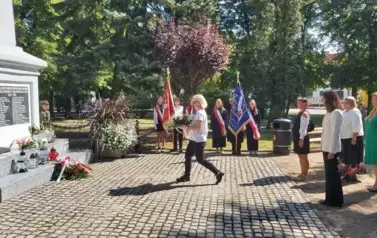 Pamięć, szacunek, historia &ndash; obecność szkoły w rocznicowych obchodach 10