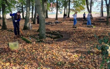 PORZĄDKOWANIE  CMENTARZA  EWANGELICKIEGO 2