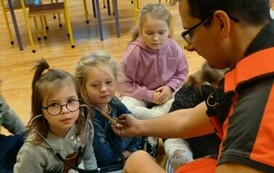 Wizyta ratownika medycznego w &bdquo;Krasnalach&rdquo; i &bdquo;Misiach&rdquo; 1