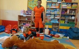 Wizyta ratownika medycznego w &bdquo;Krasnalach&rdquo; i &bdquo;Misiach&rdquo; 11