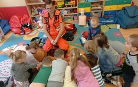 Wizyta ratownika medycznego w &bdquo;Krasnalach&rdquo; i &bdquo;Misiach&rdquo; 13