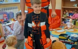 Wizyta ratownika medycznego w &bdquo;Krasnalach&rdquo; i &bdquo;Misiach&rdquo; 16