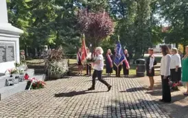 Pamięć, szacunek, historia &ndash; obecność szkoły w rocznicowych obchodach 10