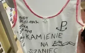 Lektura na wieszaku &ndash; &bdquo;Kamienie na szaniec&rdquo; 32