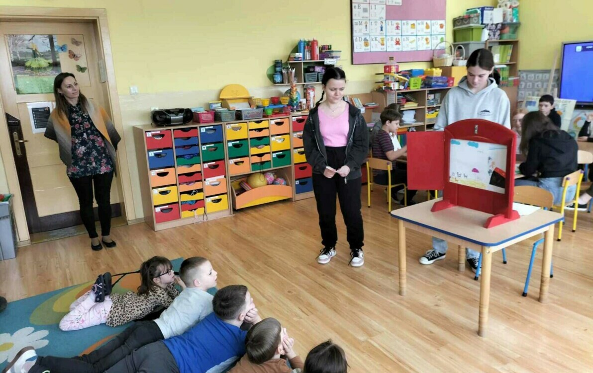 Zdjęcie do Teatrzyk Kamishibai w wykonaniu klasy VII
