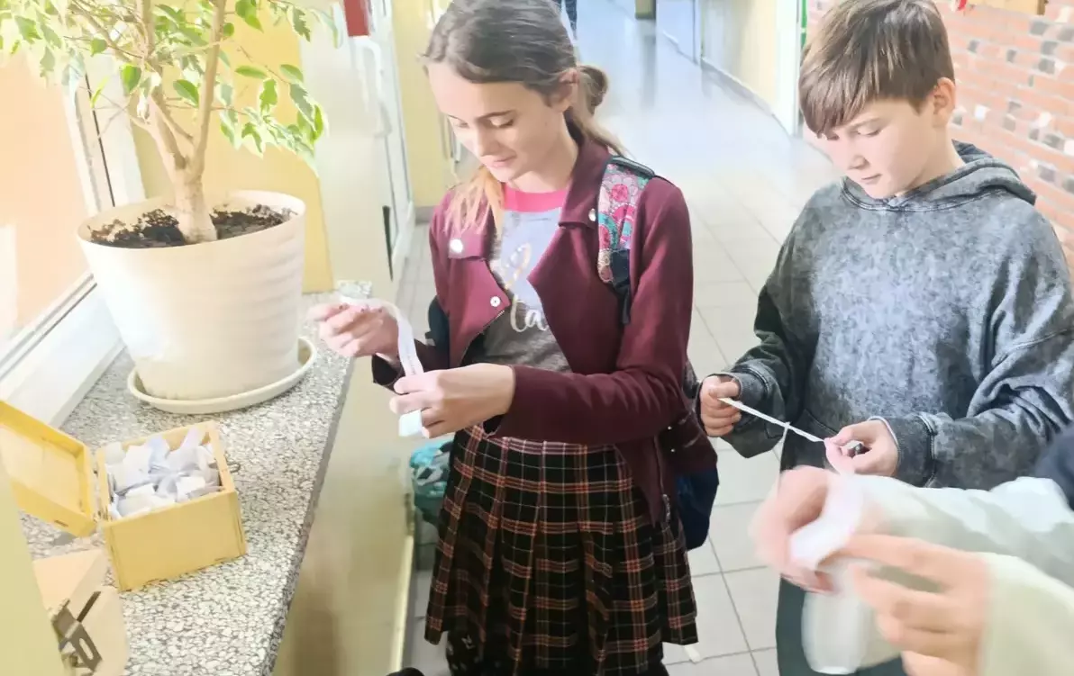 Zdjęcie do UCZNIOWIE KLASY V GRACZAMI NA GIEŁDZIE ...