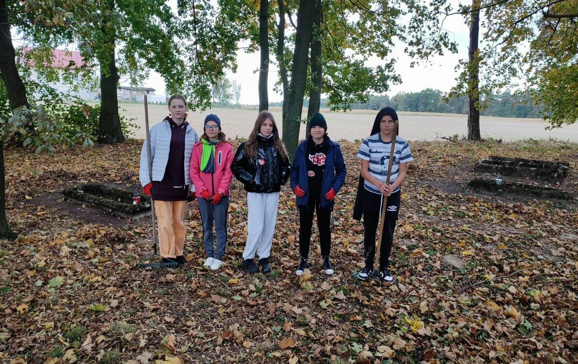 Zdjęcie do Uczniowie sprzątali opuszczone groby
