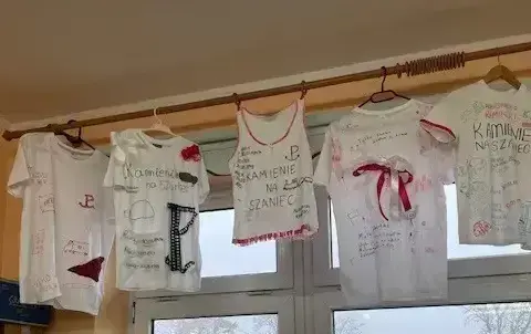 Zdjęcie do Lektura na wieszaku &ndash; &bdquo;Kamienie na szaniec&rdquo;